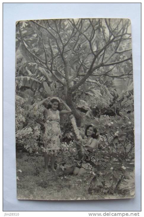 Carte Photo Femmes Fleurs Tiaré Papeete Tahiti Océanie Polynésie Française Cachet à Sec STUDIO MACKENZIE TAHITI - Polinesia Francese