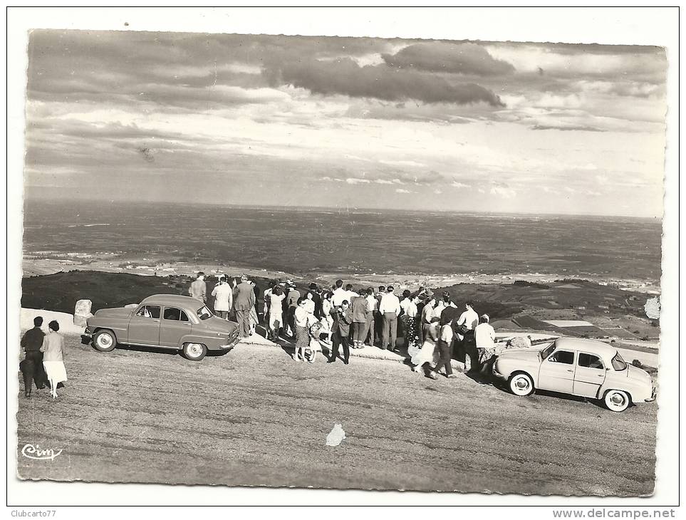 Chiroubles (69) : MP De 2 Voitures Renault Et Simca Au Col Du Fut D'Avenas Table D'orientation En 1950 (animée). - Chiroubles