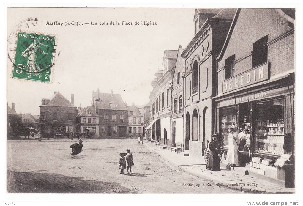 76 - AUFFAY - UN COIN DE LA PLACE DE L EGLISE - ETAT VOIR SCANS - Auffay