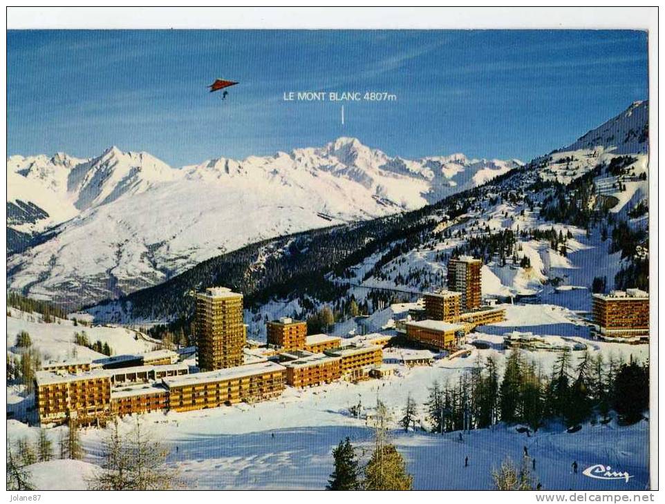 CPM    73      LA PLAGNE             VUE AERIENNE SUR LA STATION         DELTAPLANE DANS LE CIEL - Autres & Non Classés