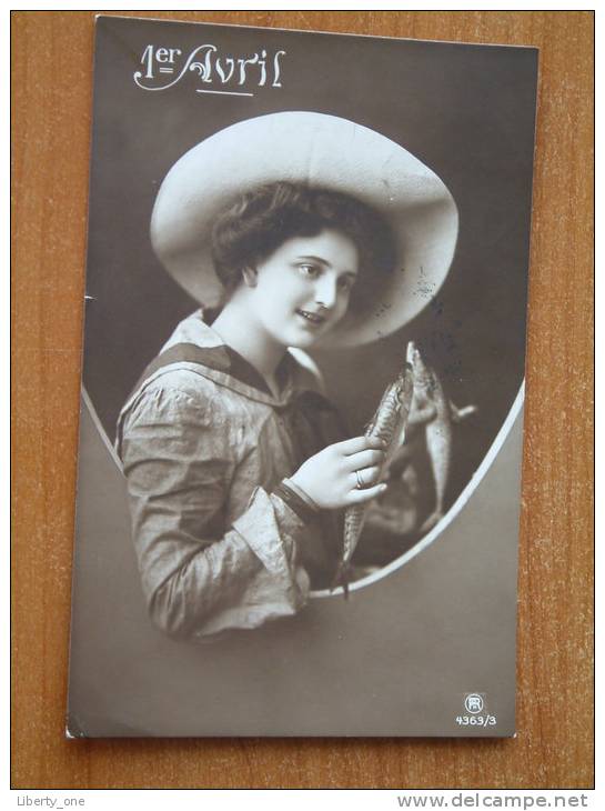 JONGE DAME Met 2 VISSEN In De Hand / Anno 1914 ( Zie Foto Details ) !! - 1er Avril - Poisson D'avril