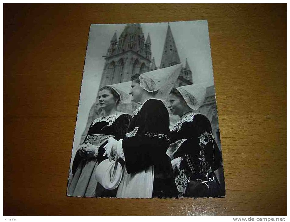 CPSM 29 - Jeunes Filles De CARHAIX Avec La Grande Cornette De Cérémonie - Jeunes De BRETAGNE - 1955 - Carhaix-Plouguer