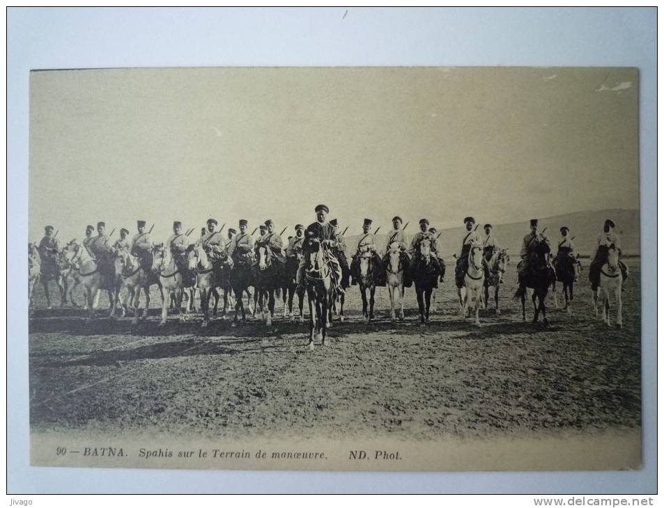 BATNA  (Algérie)  :  SPAHIS  Sur Le Terrain De Manoeuvre. - Batna