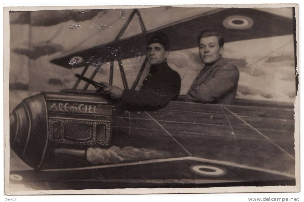 Carte Postale Photo Montage - AVION FICTIF - 2 Hommes Dans AVION "Arc En Ciel" - 1919-1938