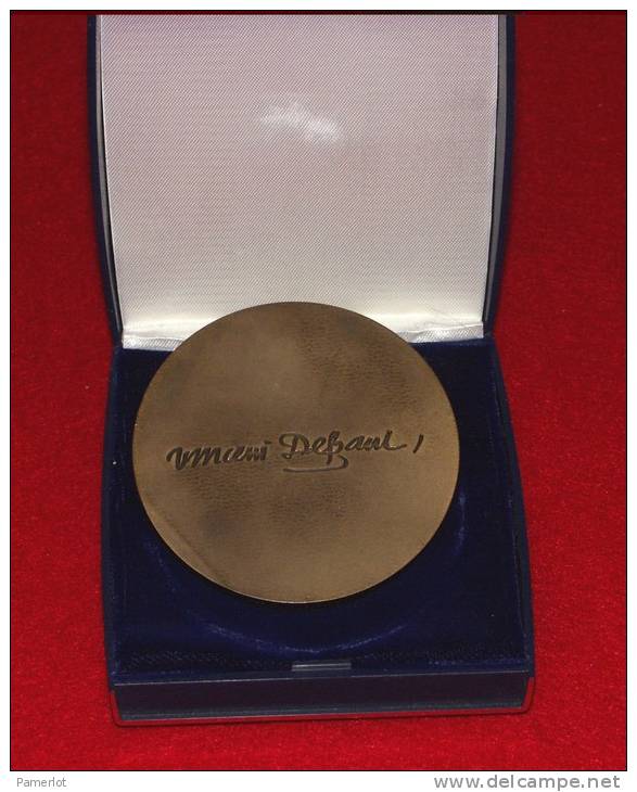 Medaille Religieuse En Bronze  191Grammes 7 Cm X 7 Cm X 1 Cm  (St Vincent De Paul ) Signé J.Balme - Religion & Esotericism