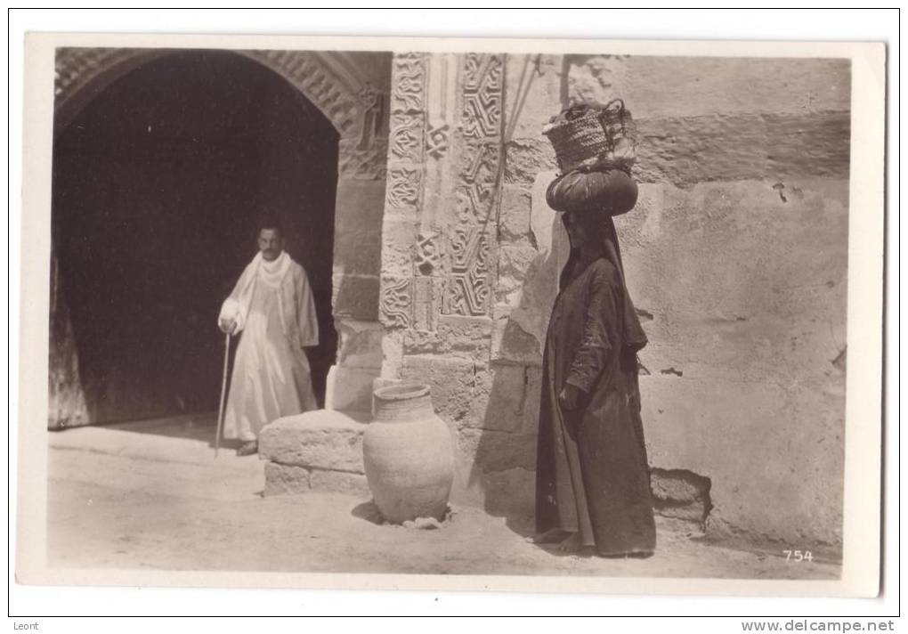 Street Scene From Arabia - Arab Woman With Bags On Her Head - Not Used - Orientalische Volkstypen Araberin - Ohne Zuordnung