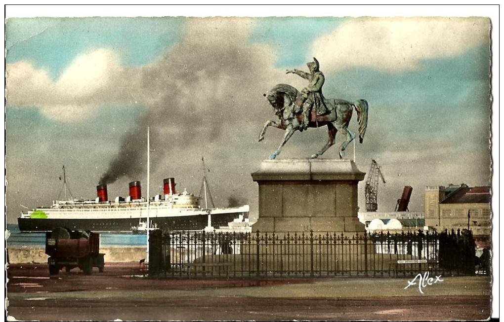50  Cherbourg - Le Gd Paquebot "Queen Mary" Passe Devant La Statue De Napoléon1er - Cherbourg