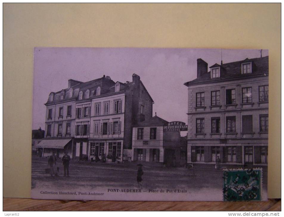 PONT-AUDEMER (EURE)  LES MAGASINS. LES COMMERCES. PLACE DU POT-D'ETAIN - Pont-de-l'Arche