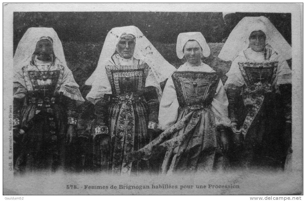 Femmes De Brignogan Habillées Pour Une Procession - Brignogan-Plage