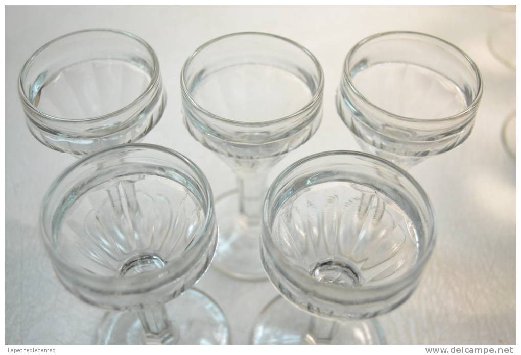 Lot Ancien : 5 Petits Verres A Pied En Cristal Moulé. Fin19eme / Début 20eme Siècle - Verres