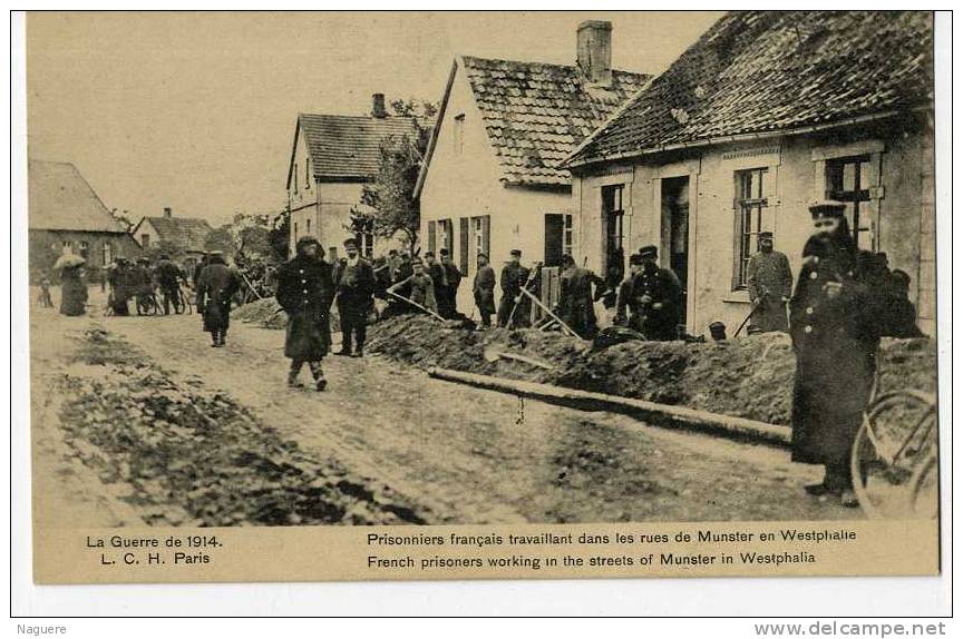 68  MUNSTER  -  PRISONNIERS FRANCAIS TRAVAILLANT DANS LES RUES DE MUNSTER EN WESTPHALIE - Muenster