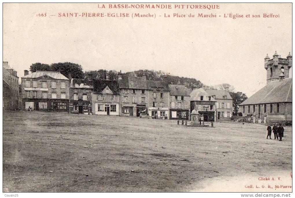 50 SAINT PIERRE EGLISE - La Place Du Marché - L'Eglise Et Son Beffroi - Saint Pierre Eglise