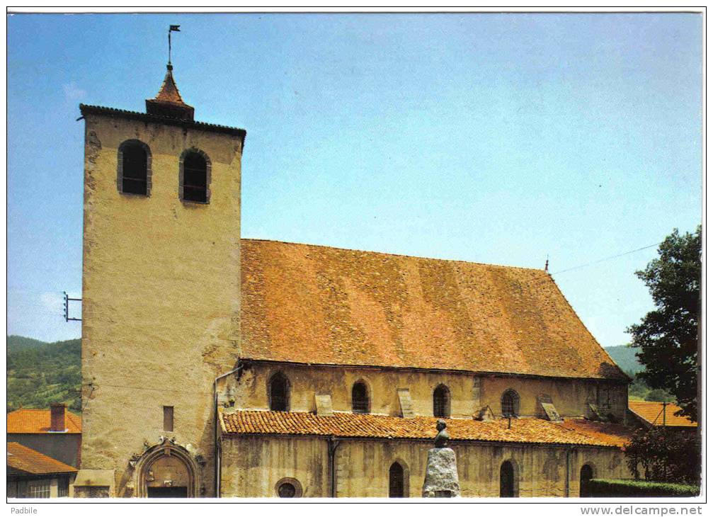 Carte Postale 63. Chateldon  L'église Gothique  La Statue Trés Beau Plan - Chateldon