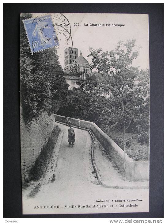 Angouleme-Vieille Rue Saint-Martin Et La Cathedrale - Poitou-Charentes