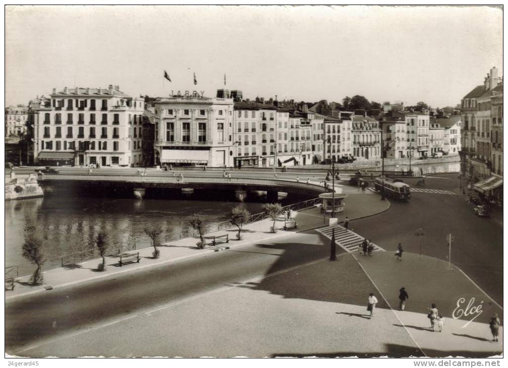 CPSM BAYONNE (Pyrénées Atlantiques) - Le Pont Sur La Nive Et Les Quais - Bayonne