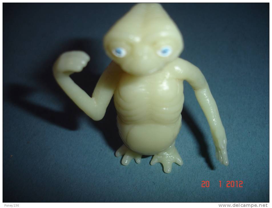 ET,personnage Plastique Beige Phosphorescent ,TM & G Universal Studios,H:5,5 Cms - Andere & Zonder Classificatie