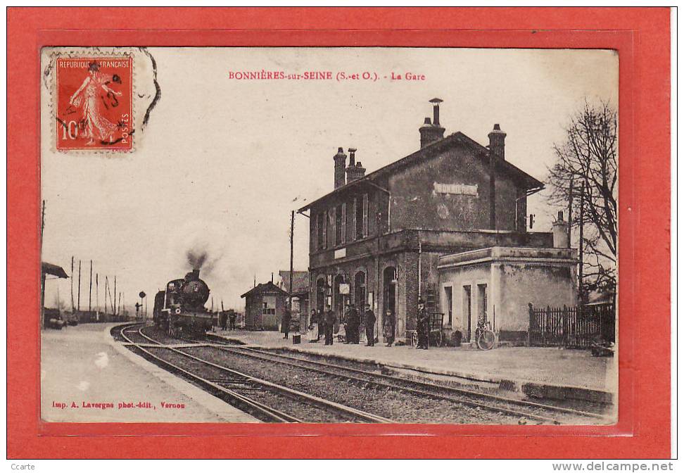 BONNIERES-sur-SEINE(78) / CHEMINS DE FER / GARES AVEC TRAINS / La Gare Arrivée D'un Train / Animation - Bonnieres Sur Seine