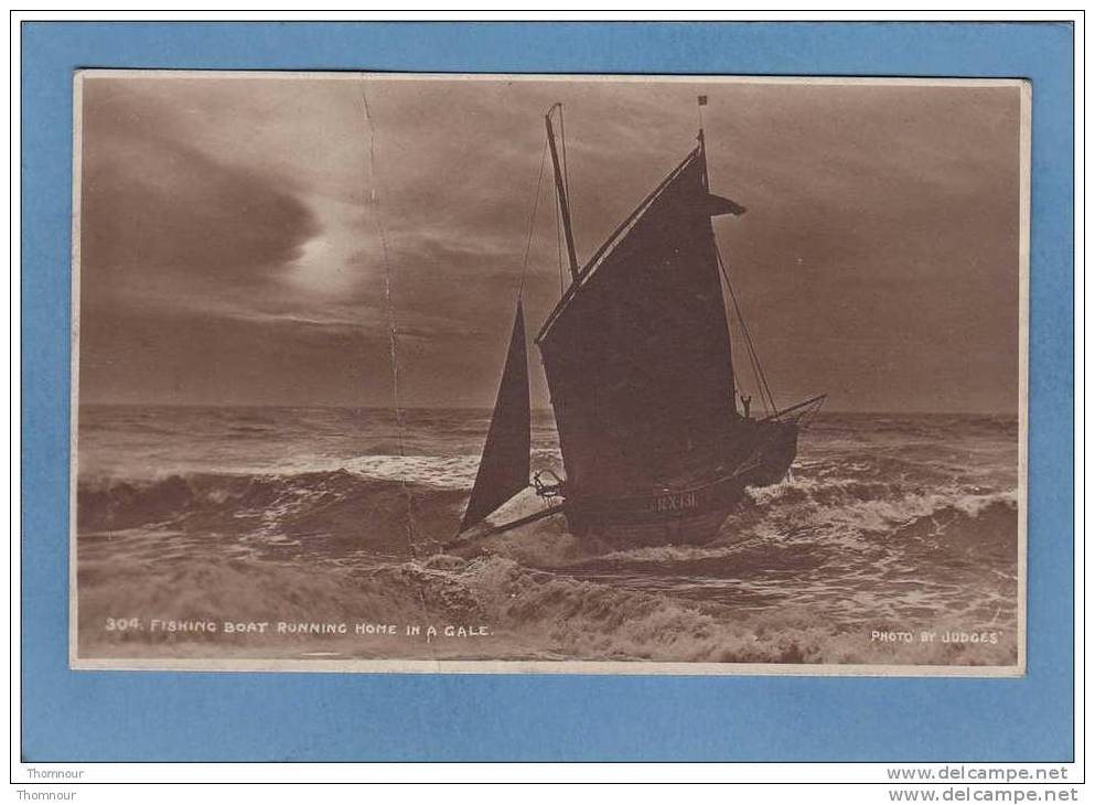 LIEU A IDENTIFIER  ( Royaume Uni ) -  FISHING BOAT RUNNING HOME IN A GALE  -    CARTE PHOTO  -( Pliure Verticale ) - Hastings