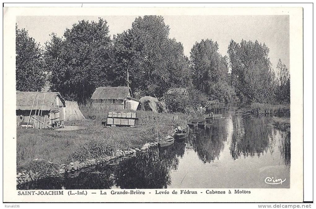 Cp 44 SAINT ST JOACHIM Grande Brière Levée De Fédrum Cabanes à Mottes  ( Bateaux Pêcheurs  ) - Saint-Joachim