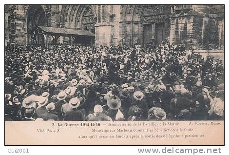 MEAUX  (77)  MONSEIGNEUR BARBEAU DONNANT SA BENEDICTION A LA FOULE - Meaux