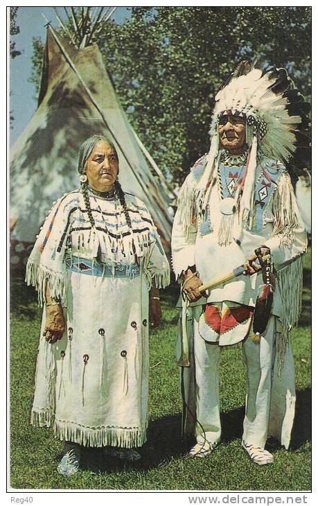 ETATS UNIS - MONTANA - CHIEF BULL AND WIFE  - (Couple D'Indiens  Chef ) - Autres & Non Classés