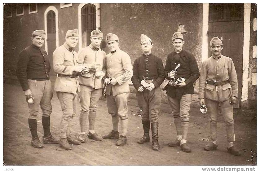 CARTE PHOTO GROUPE DE SOLDATS AVEC GAMELLES REF 25041 - Personnages