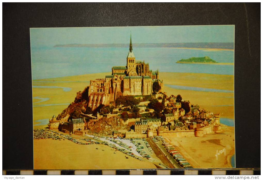 LE MONT SAINT MICHEL L'ABBAYE EDIFIEE SUR UN ROCHER ISOLE AU MILIEU DES PLUS CELEBRES CONSTRUCTIONS DU MOYEN AGE AU FOND - Le Mont Saint Michel