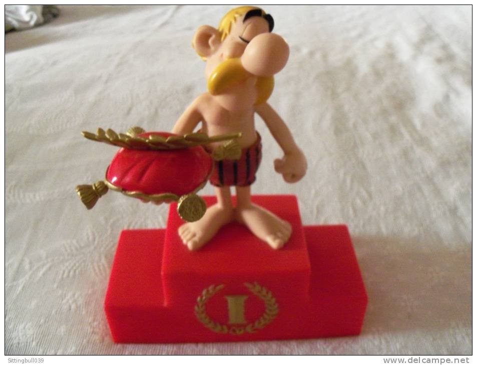 ASTERIX. Tirelire Plastoy, Astérix Vainqueur Aux Jeux Olympiques. 2007. Les Ed. Albert René / GOSCINNY - UDERZO. - Figurines En Plastique