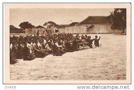 CPA  - ZALUYL - LESAMBIE - ZAMBEZE' - SUR LA PLACE PUBLIQUE A LE CHEFS ET LE NGAMBELA EN TETE  SALUANT LA REINE  MOKWAE - Zambie