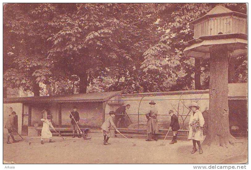 ANDERLECHT = Ecole-Jardin = Les Grands Soignent Les Animaux Et Entretiennent Le Jardin - Anderlecht