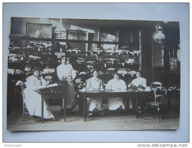 Un Bureau De La Croix-Rouge , C P ,photo 14X9 - Croce Rossa