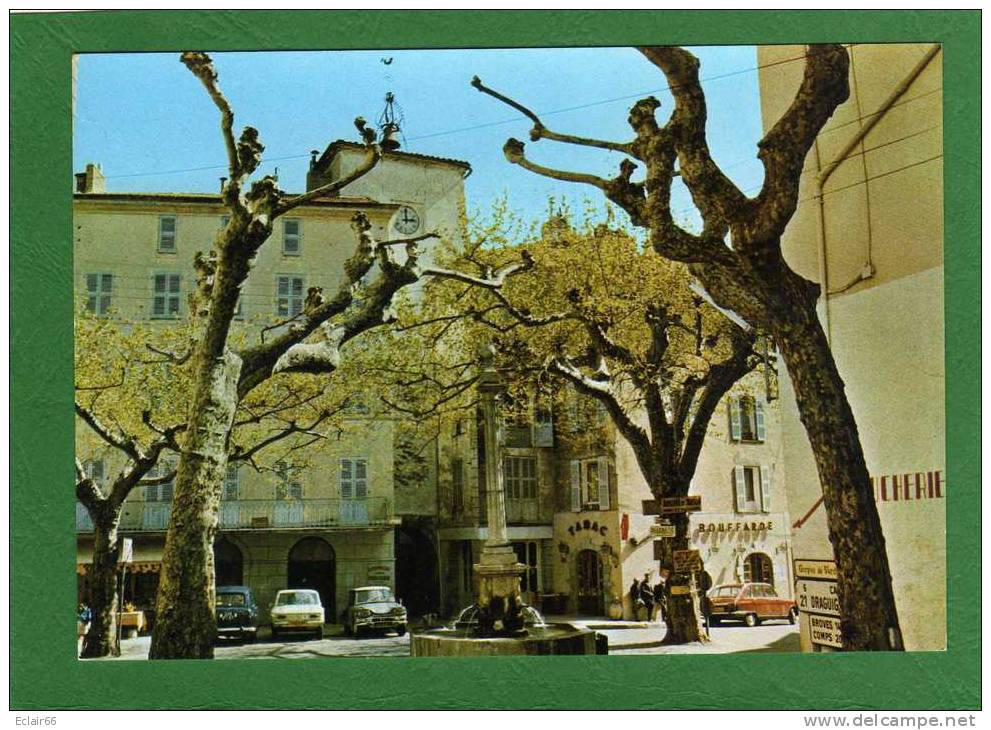 83  BARGEMON    Place Du Poète Philippe Chauvier - Fontaine + Voiture 3 CV Ami 6, Magasins CPM - Bargemon