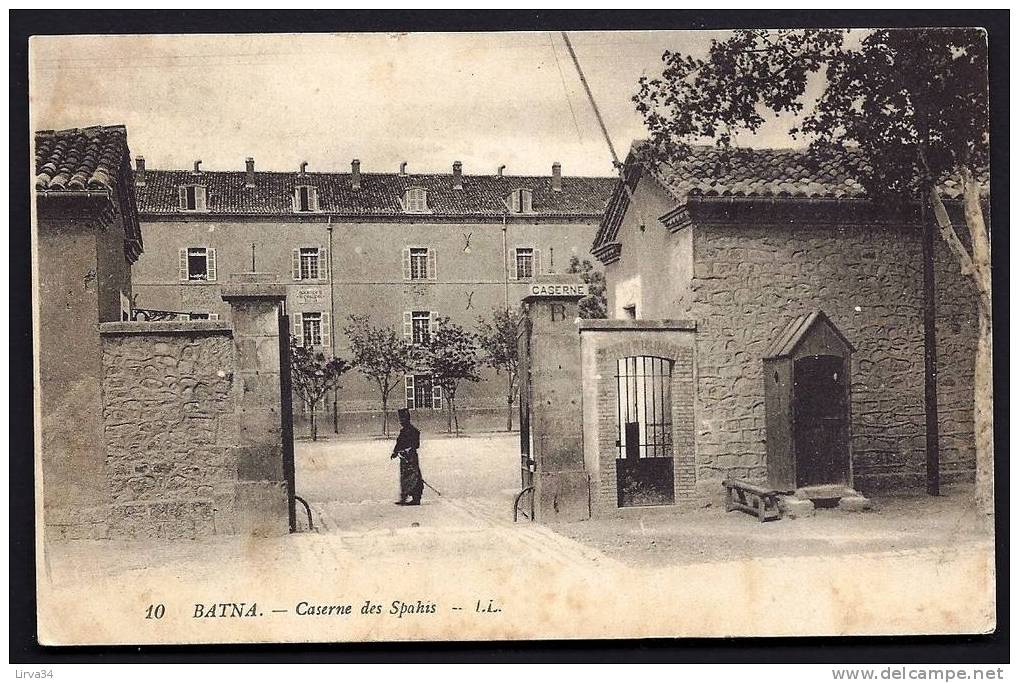 CPA  ANCIENNE- ALGÉRIE- BATNA- ENTRÉE DE LA CASERNE DES SPAHIS AVEC ANIMATION- - Batna