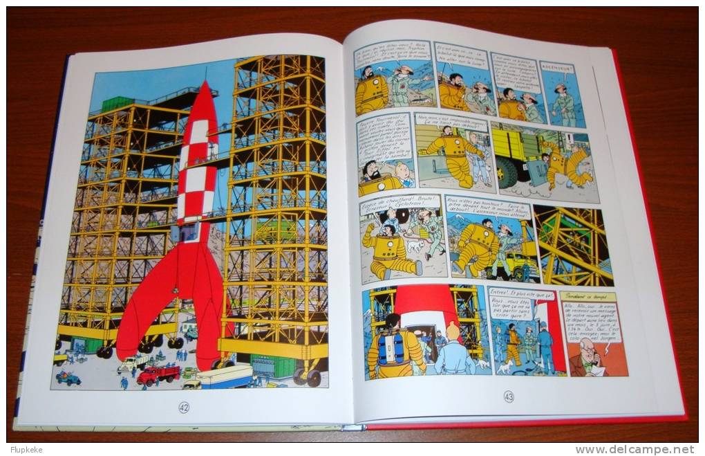 Tintin et La lune Édition Collector deux Albums Objectif Lune et On a marché sur la Lune avec 16 Pages d´Archives