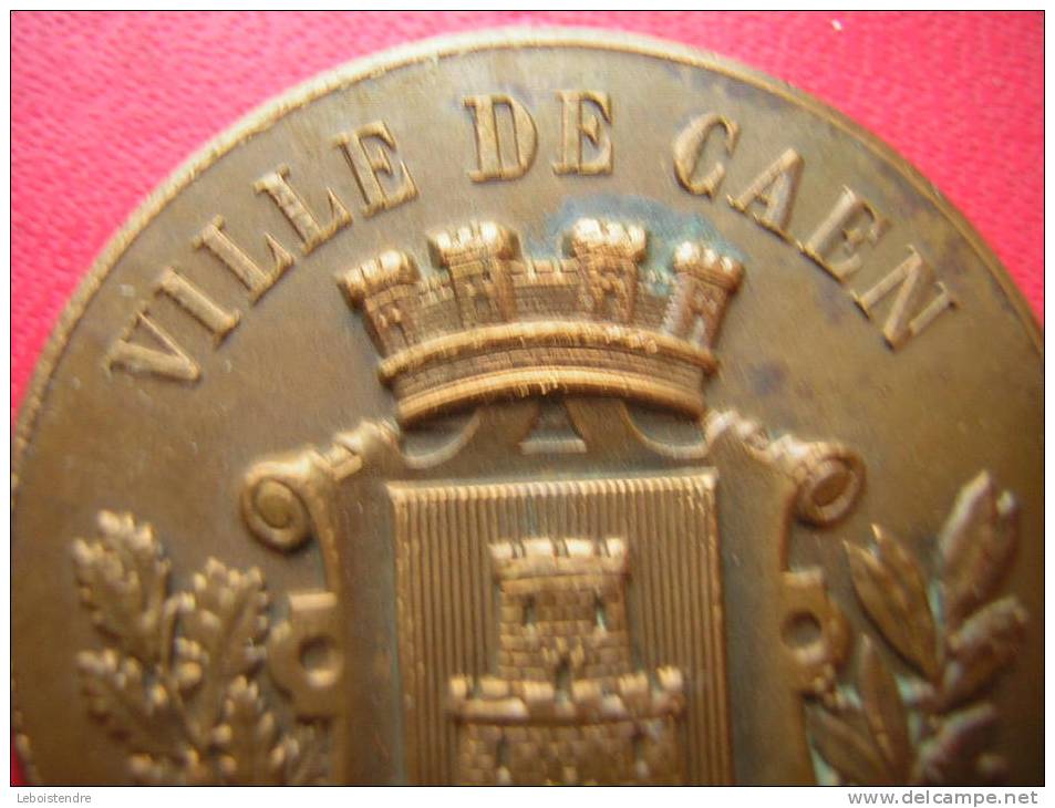 MEDAILLE BRONZE VILLE DE CAEN  OFFERTE PAR LA VILLE DE CAEN  TAILLE DIAMETRE ENVIRONS : 35 MM  Poids  :  20  GRAMMES - Professionals / Firms