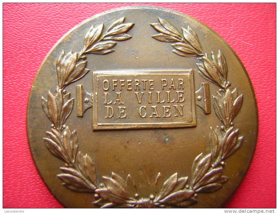 MEDAILLE BRONZE VILLE DE CAEN  OFFERTE PAR LA VILLE DE CAEN  TAILLE DIAMETRE ENVIRONS : 35 MM  Poids  :  20  GRAMMES - Professionals/Firms