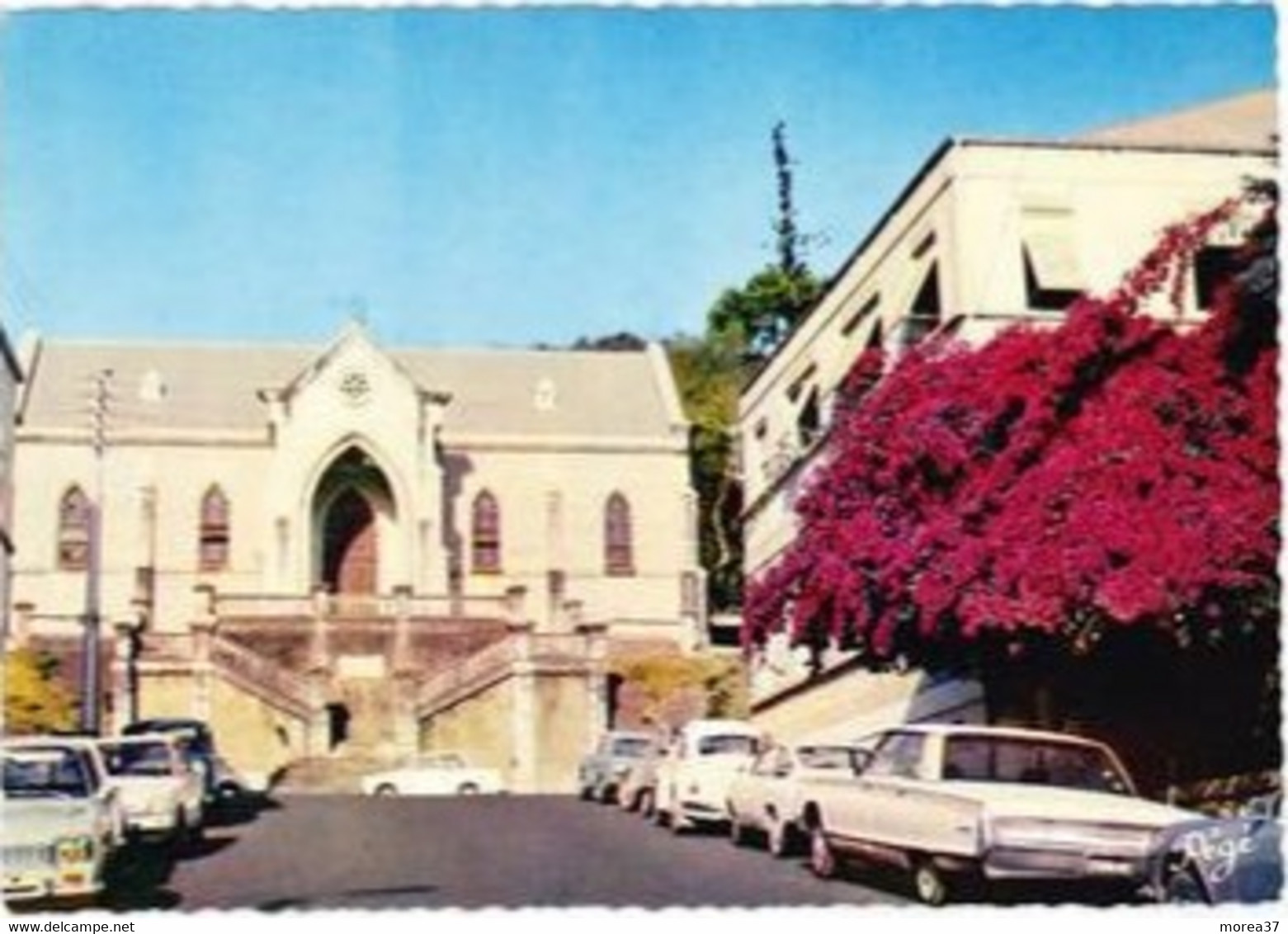 NOUMEA Le Haut De La Rue De L'Alma Et Le Temple Protestant - Nieuw-Caledonië