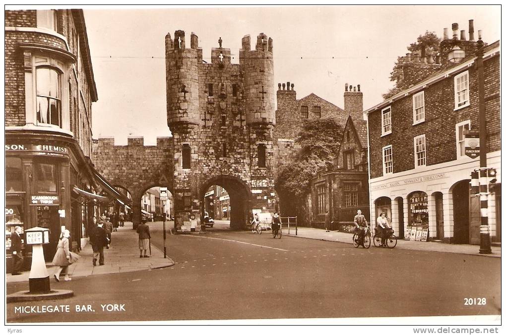 CPSM 9X14 . MICKLEGATE BAR . YORK . Chemist , Haidressing Saloon , Newagent & Tobacconist . Vélos 1950 - York