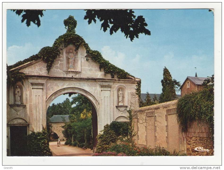 CPSM ENTRAMMES, ABBAYE NOTRE DAME DE PORT DU SALUT, L'ENTREE, MAYENNE 53 - Entrammes