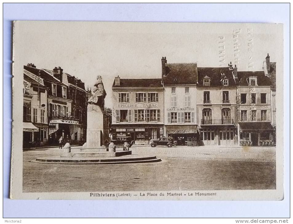 PITHIVIERS - La Place Du Martrol, Le Monument - Pithiviers