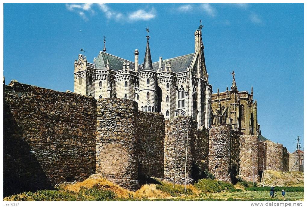 Astorga (León) - Palacio De Gaudi Y Murallas Medievales - León