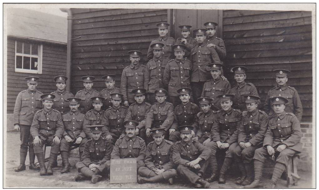 GROUP PHOTO OF SOLDIER IN UNIFORM WITH A BOARD IN FRONT OF THEM SAYING THE KNUTS 12 HUT R.O.D H.E (U14109) - Uniformes