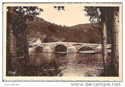 PONT DE MENAT. LE VIEUX PONT DE MENAT CONSTRUIT AU XIIIe SIECLE. - Autres & Non Classés