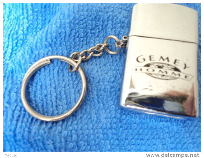 GEMEY PORTE CLEF SIGLE" GEMEY HOMME "  FORME BRIQUET  LIRE !!! - Miniatures Hommes (sans Boite)