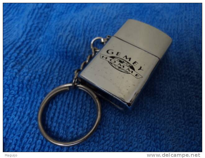 GEMEY PORTE CLEF SIGLE" GEMEY HOMME "  FORME BRIQUET  LIRE !!! - Miniatures Hommes (sans Boite)