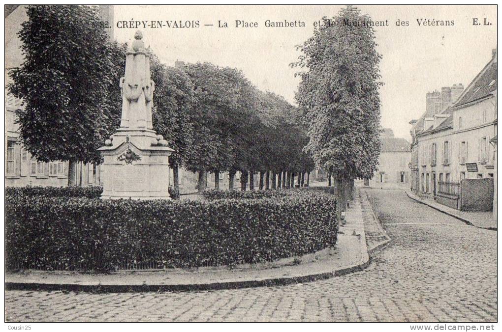 60 CREPY EN VALOIS - La Place Gambetta Et Le Monument Des Vétérans - Crepy En Valois