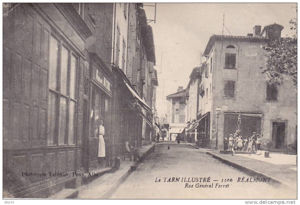 REALMONT.  _  Rue General Ferret. Magasin Fernand MAZEL : Jeune Femme Sur Pas De Porte. Groupe D'enfants Avec Institutri - Realmont