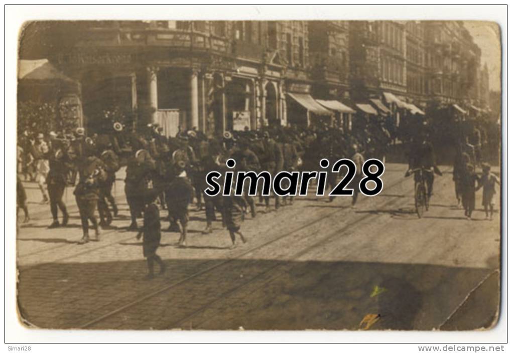 CARTE-PHOTO MILITAIRE - FANFARE DU 6e B. C. A.  DEFILANT POUR LE 14 JUILLET ( CHASSEURS ALPINS) - Regiments