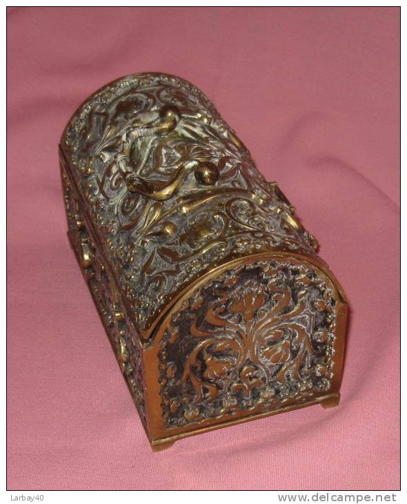 1 Coffre Bronze Marquise De Sevigne - Bronces