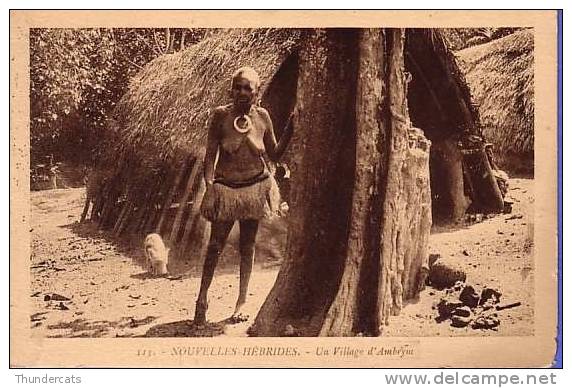 LA NOUVELLE CALEDONIE  **  NOUVELLES HEBRIDES  UN VILLAGE D'AMBRYM ** FEMME SEINS NU - Nouvelle-Calédonie